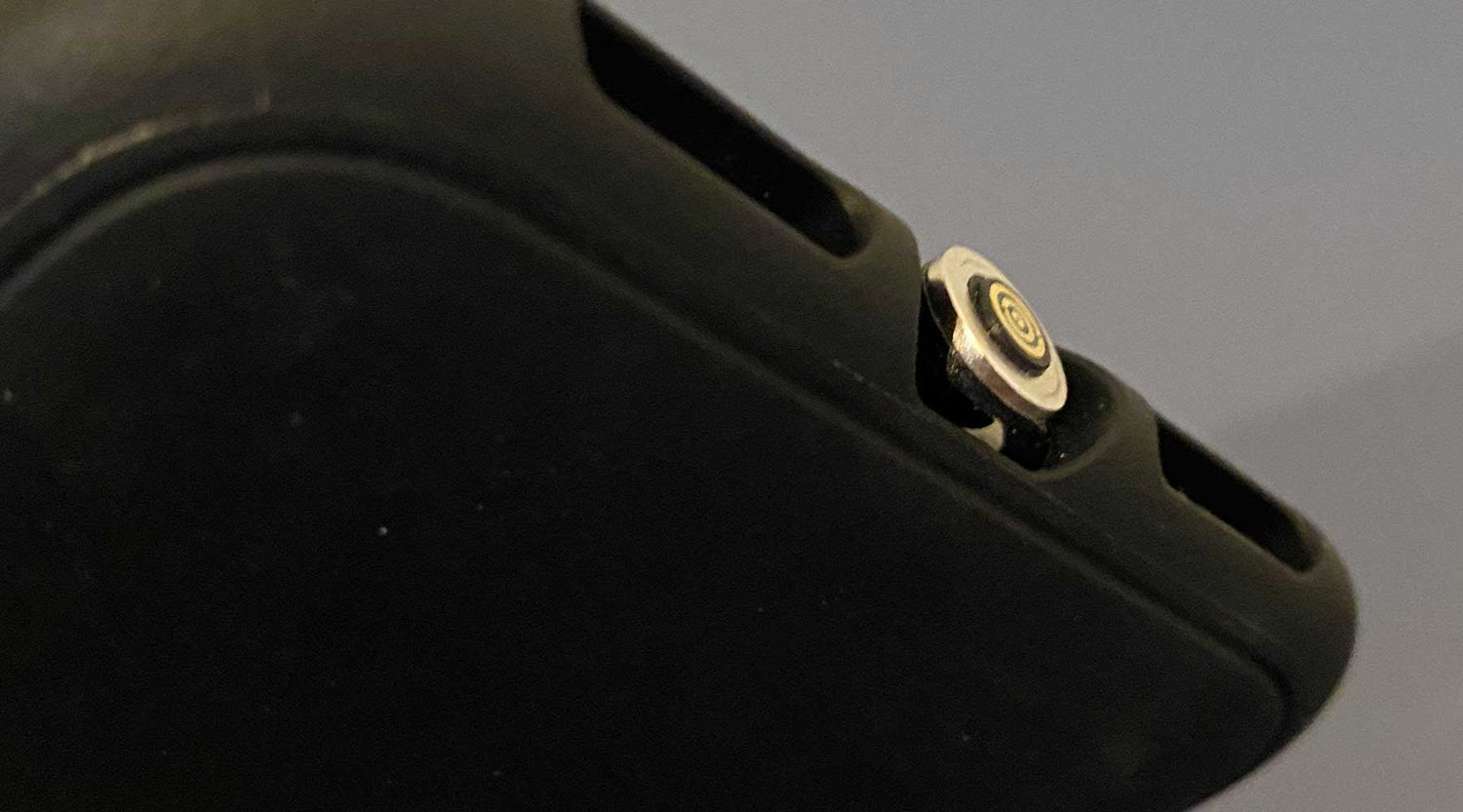 [Myth Debunked #3] Magnetic plug connectors are not compatible with phone cases.